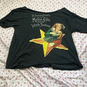 Smashing pumpkins off the shoulder tee